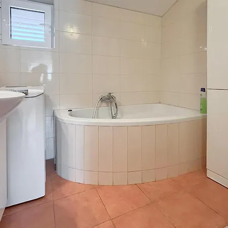 Сasa de vacaciones 1 Bedroom Amazing In Tribunj Tribalj